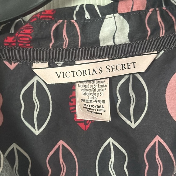 Victoria's Secret Pajama Set with Pink and Gray Lips size medium - Picture 5 of 6